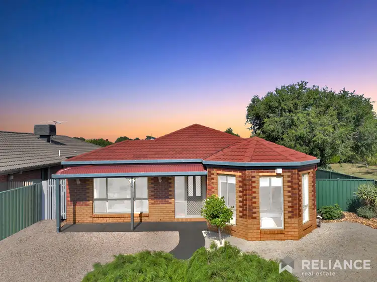 6 Cuthbert Place, Burnside VIC 3023