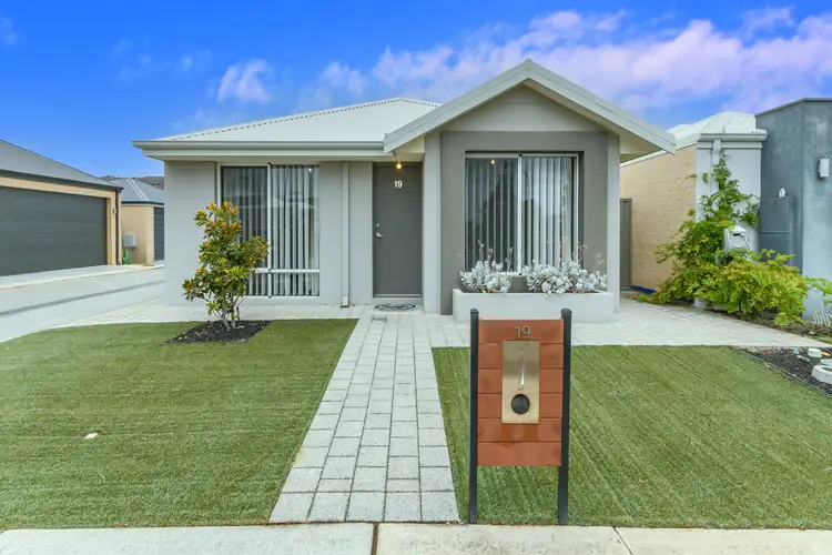 19 Sweetgum Way, Piara Waters WA 6112
