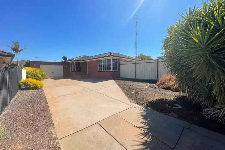 8 Butchart Court