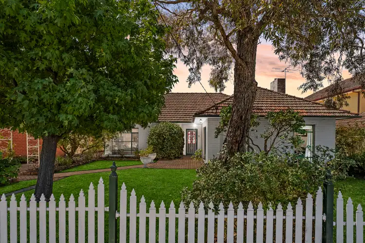 16 Carnarvon Road, Strathmore VIC 3041