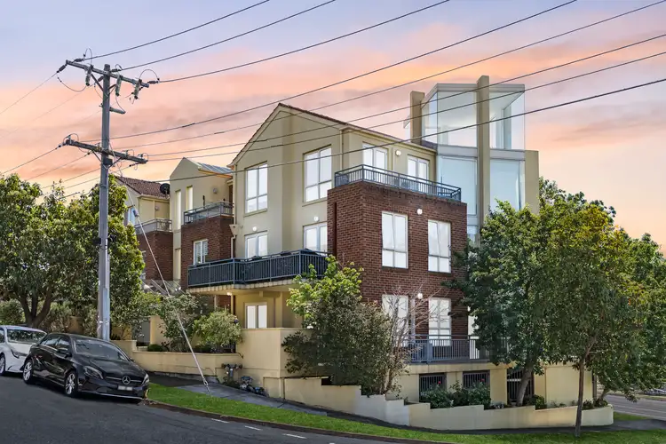 Main view of Homely apartment listing, 10/2 North Avenue, Strathmore VIC 3041
