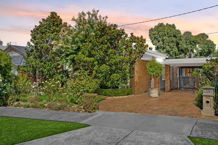 145 Deakin Street