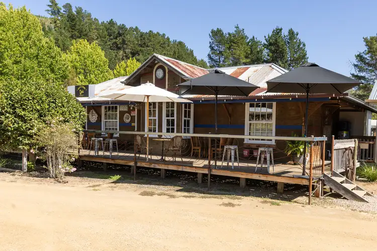 7045 Great Alpine Road, Porepunkah VIC 3740