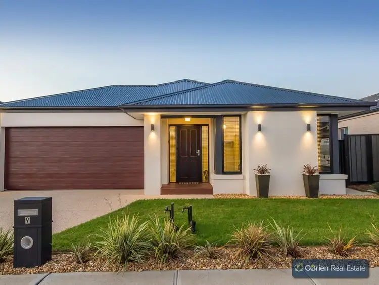 9 Hanoverian Street, Clyde North VIC 3978