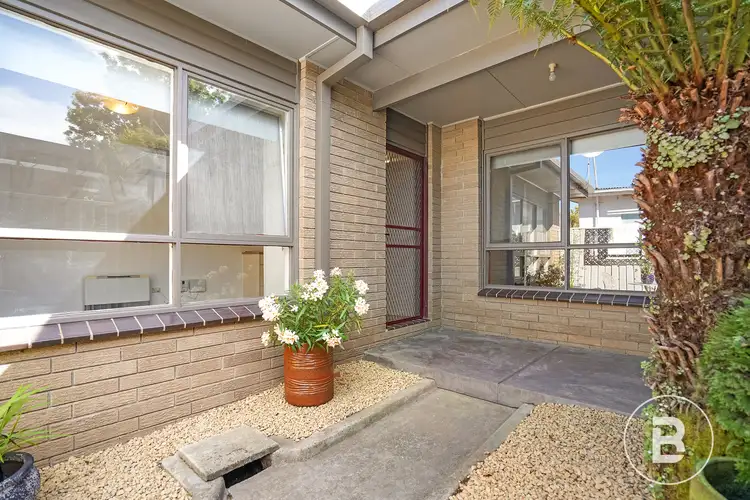 2/2 Nightingale Street, Newington VIC 3350