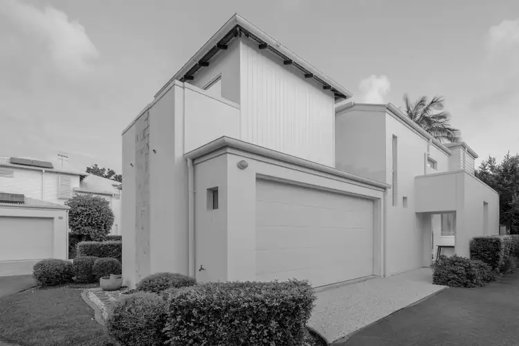 4/2 Lake Weyba Drive
