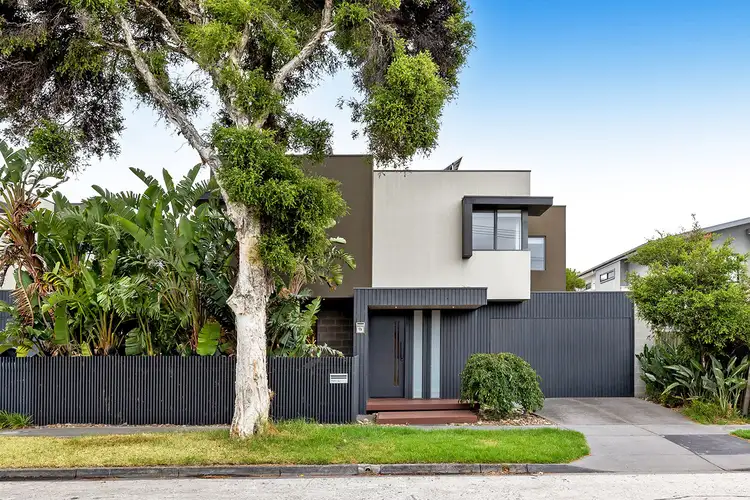 17A Ivan Avenue
