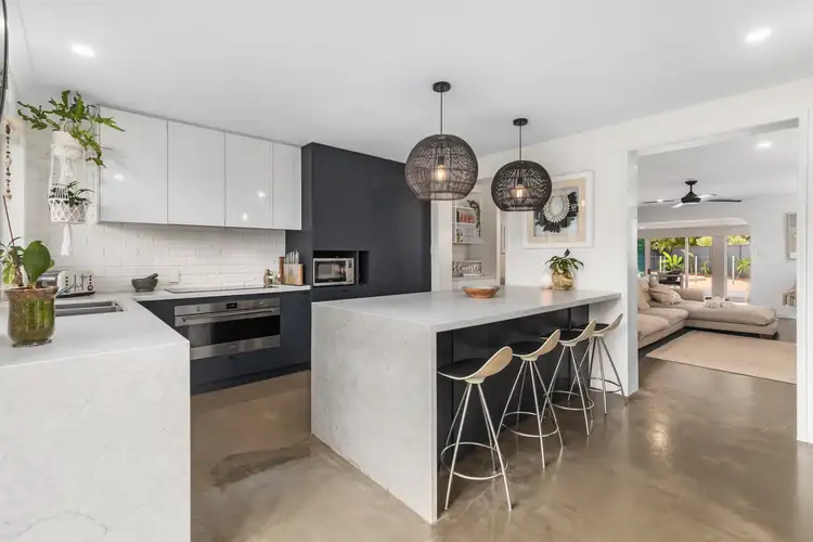 16 Bowline Road, Mermaid Waters QLD 4218