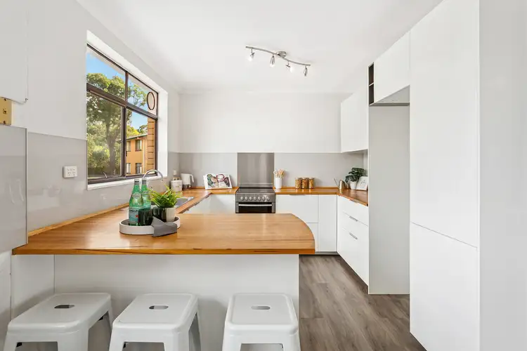 30/6 Maclaurin Crescent