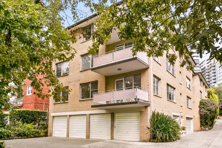 5/8 Essex Street