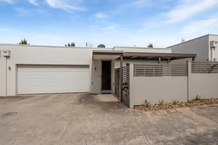 2/2 Pilcher Street, Strathdale VIC 3550