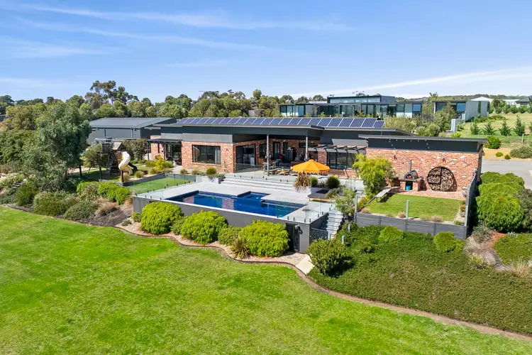 8 Dinnys Lane, Batesford VIC 3213