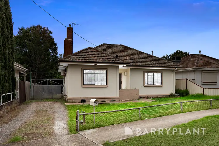 7 Lowe Crescent