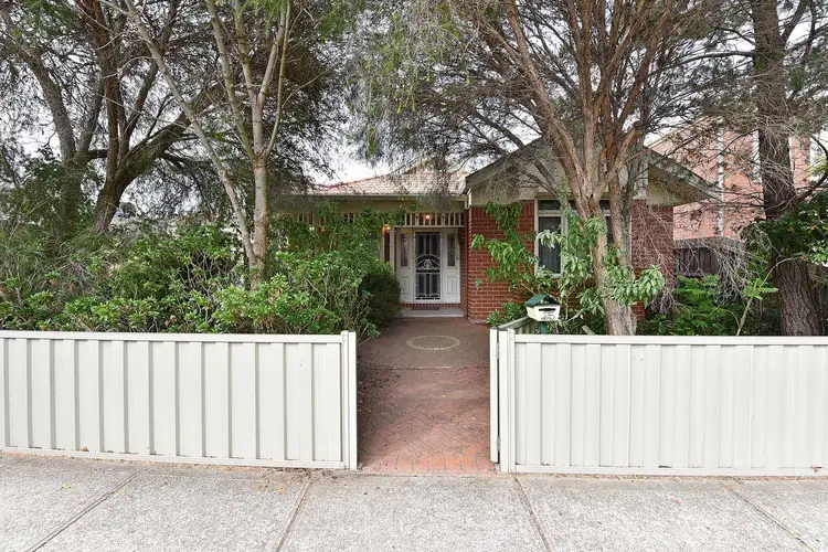 15 Parkland Grove