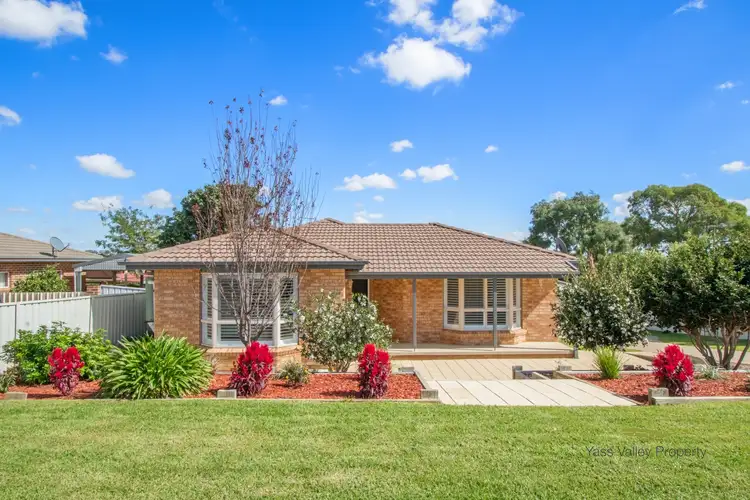 8 Barber Street, Yass NSW 2582