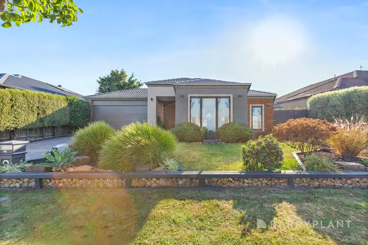 16 Lisa Avenue, Pakenham VIC 3810