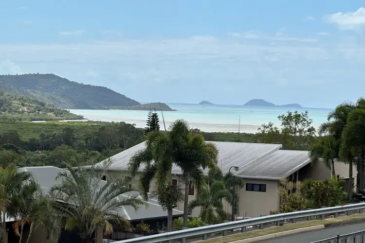 15 Whitehaven Crescent, Cannonvale QLD 4802