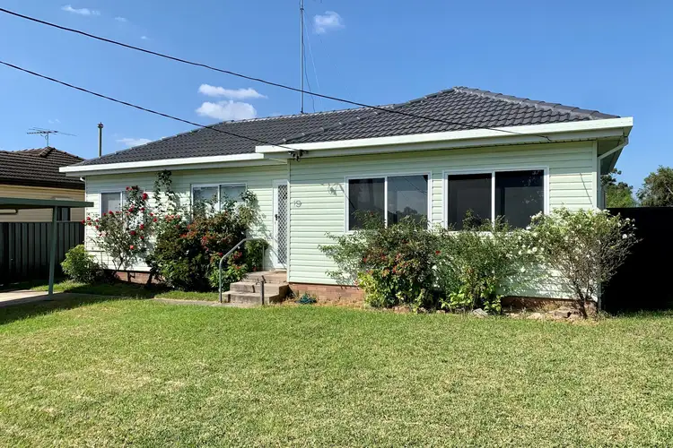 19 Dan Crescent, Colyton NSW 2760