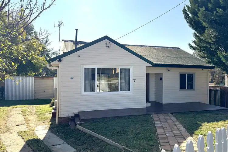 7 Chifley Place, West Bathurst NSW 2795