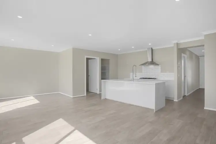 6 Pamir Circuit, Clyde North VIC 3978
