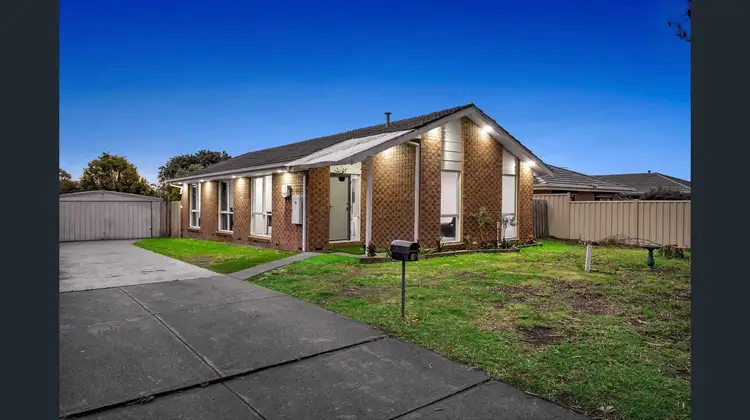 6 Lachlan Close, Cranbourne North VIC 3977