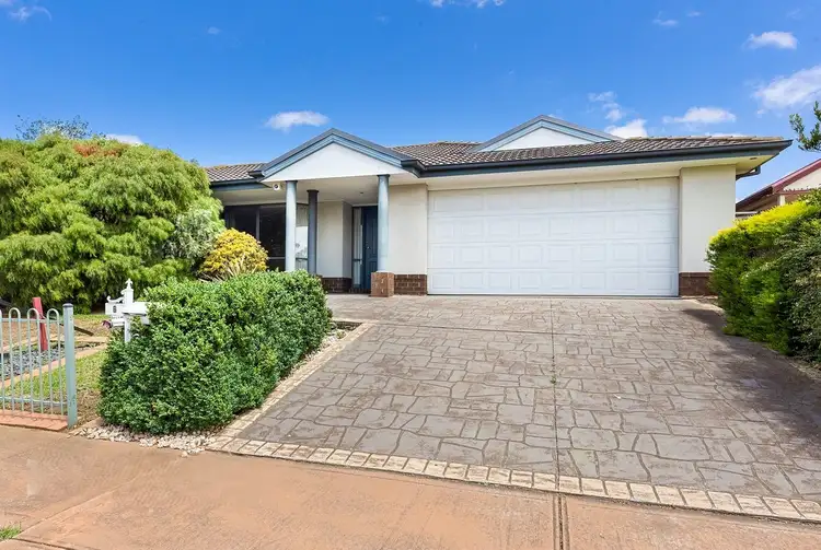 6 Windsor Gardens, Caroline Springs VIC 3023