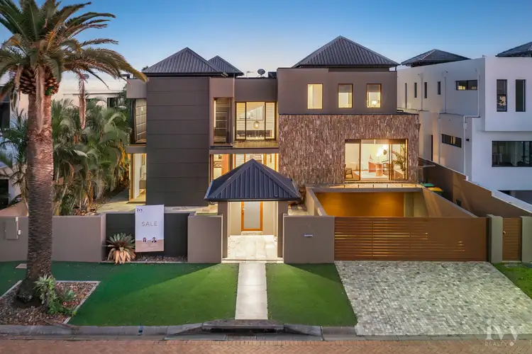 7 Royal Albert Crescent, Sovereign Islands QLD 4216