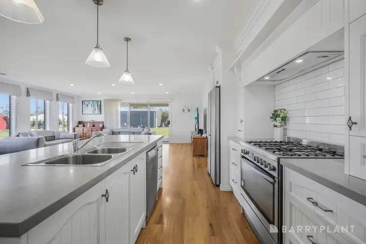 Fifth view of Homely house listing, 8 Grace Court, Drouin VIC 3818
