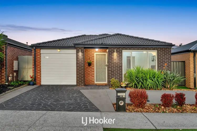 92 Wheelers Park Drive, Cranbourne North VIC 3977