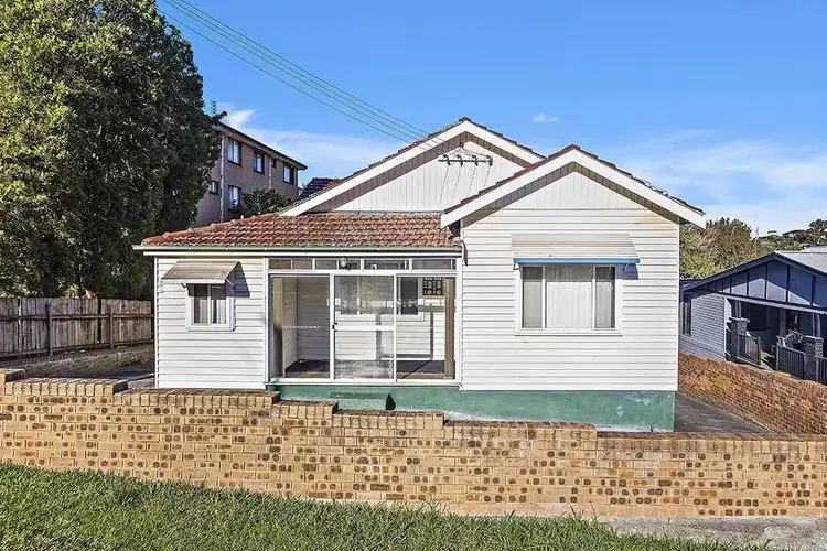 Main view of Homely unit listing, 2/11 Staff Street, Wollongong NSW 2500