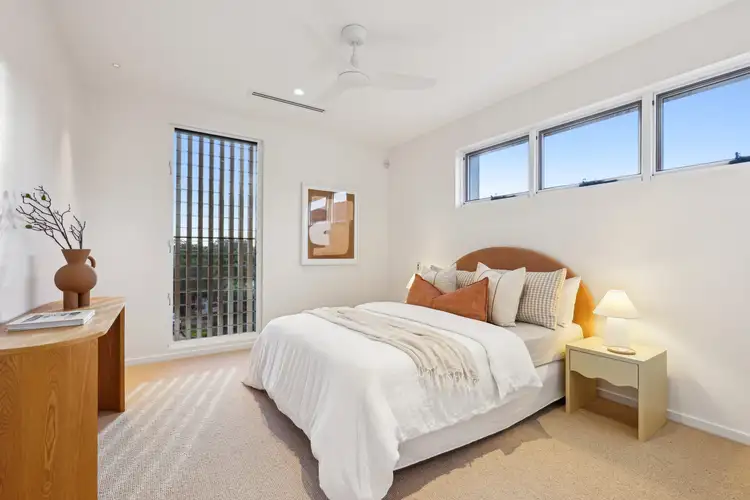 8A Harcourt Crescent, Southport QLD 4215