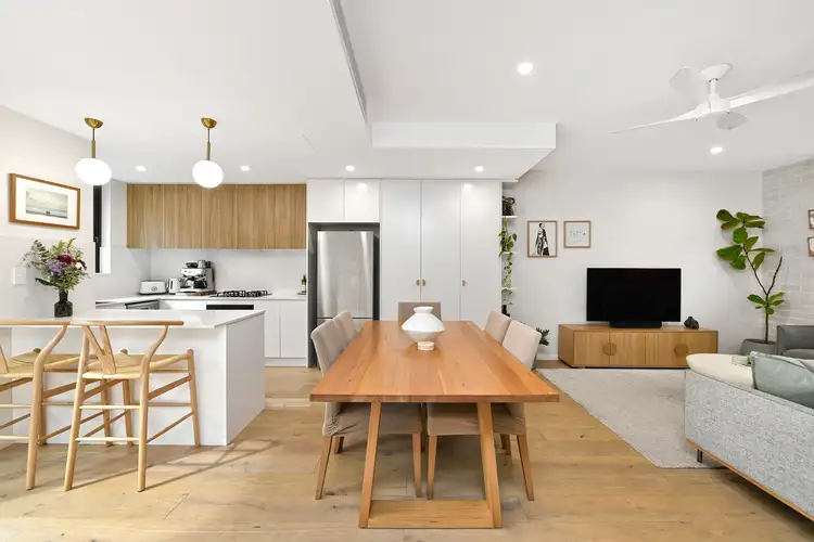 2/49 New Orleans Crescent