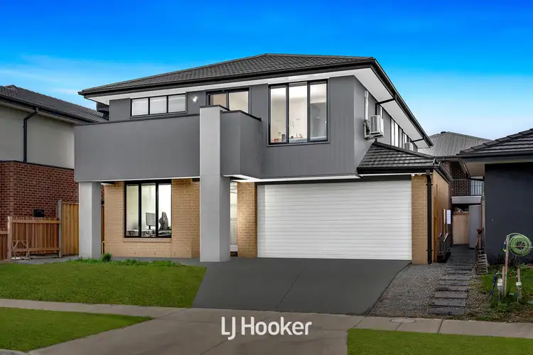 13 Bonza Circuit, Clyde North VIC 3978