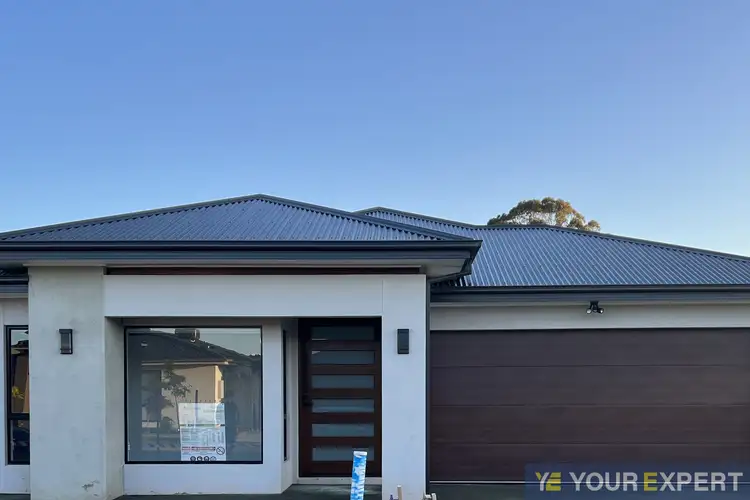 8 Zebu Drive, Clyde North VIC 3978
