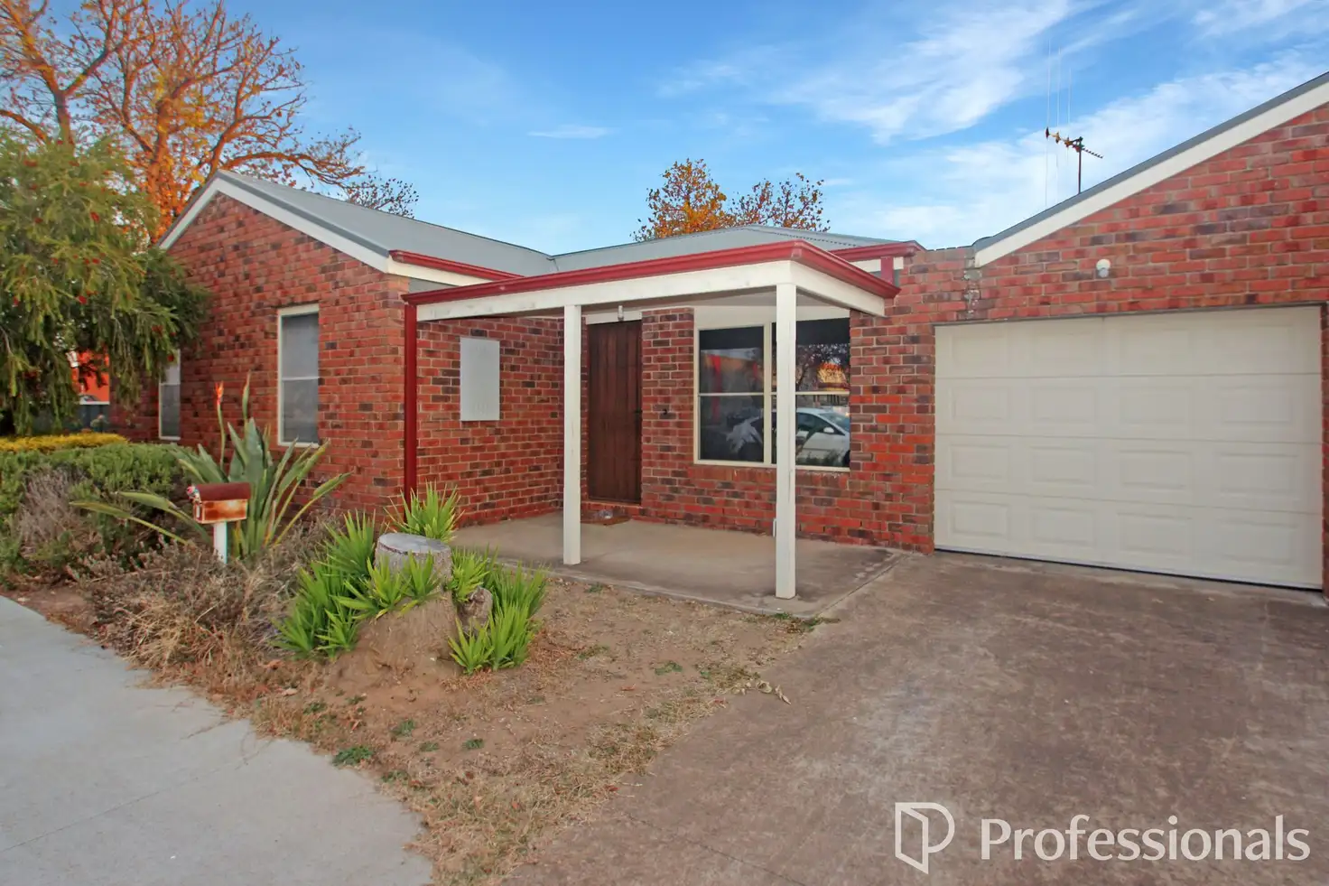 Main view of Homely unit listing, 1/1 Cross Street, Maryborough VIC 3465