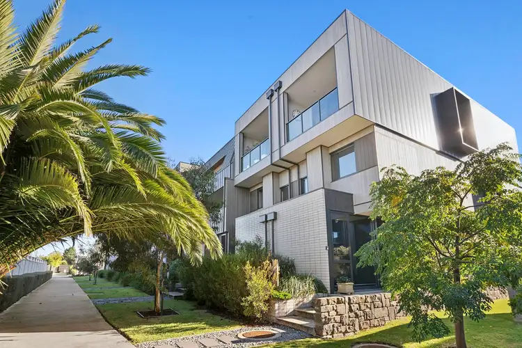 30 Bowlers Avenue, Geelong West VIC 3218
