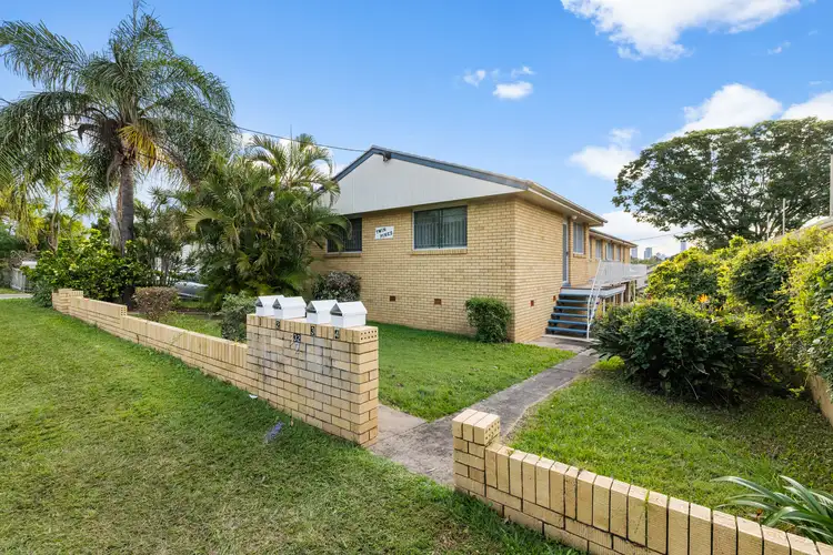 32 Barnes Avenue, Coorparoo QLD 4151