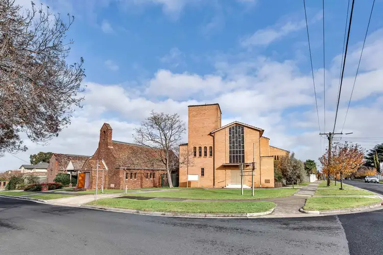 15 The Crossway, Strathmore VIC 3041