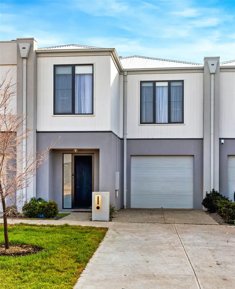 17 Charlwood Promenade