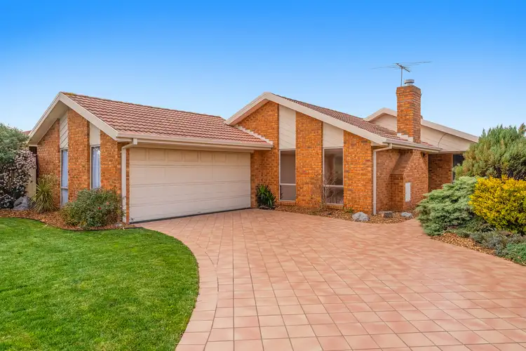 2 Parrakeet Court, Taylors Lakes VIC 3038