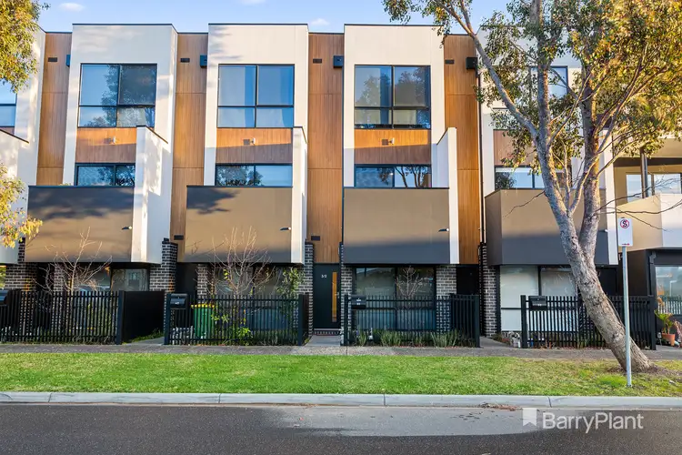 3/2 Bluestone Street, Pakenham VIC 3810