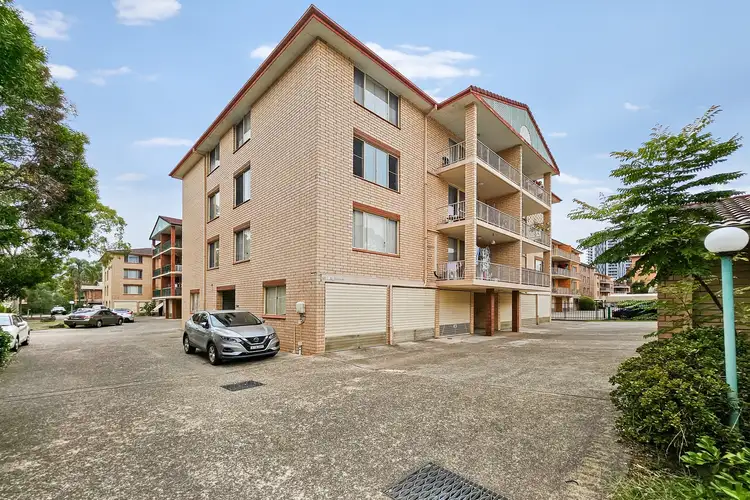 20/4 Riverpark Drive