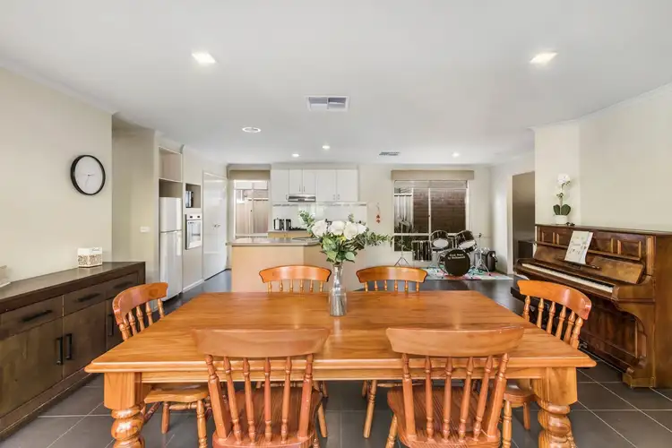 8 Moore Court, Highton VIC 3216