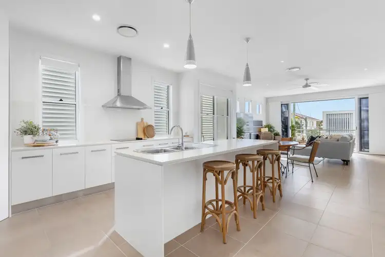 2/22 Teal Avenue, Paradise Point QLD 4216