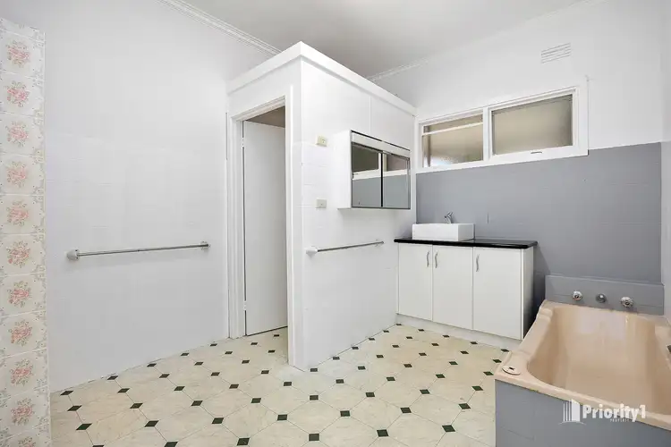 Fifth view of Homely house listing, 8 Putnam Avenue, Strathdale VIC 3550