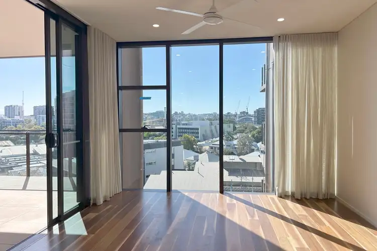 70606/25 Mollison Street