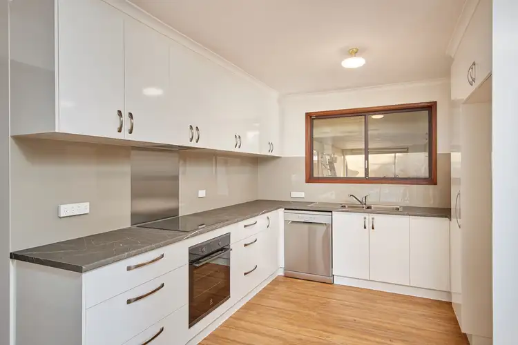 8 Warrambool Crescent, Glenfield Park NSW 2650