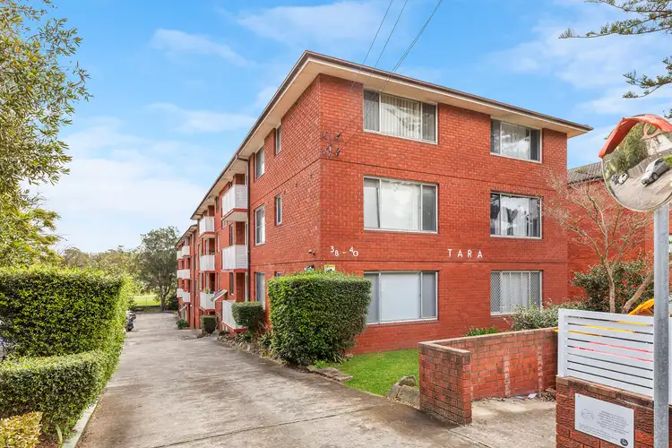 10/38-40 Meadow Crescent