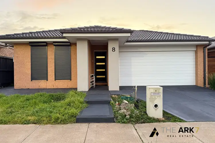 8 Castle Road, Thornhill Park VIC 3335