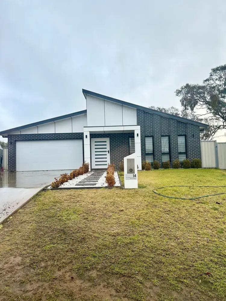14 Henry Place, Young NSW 2594